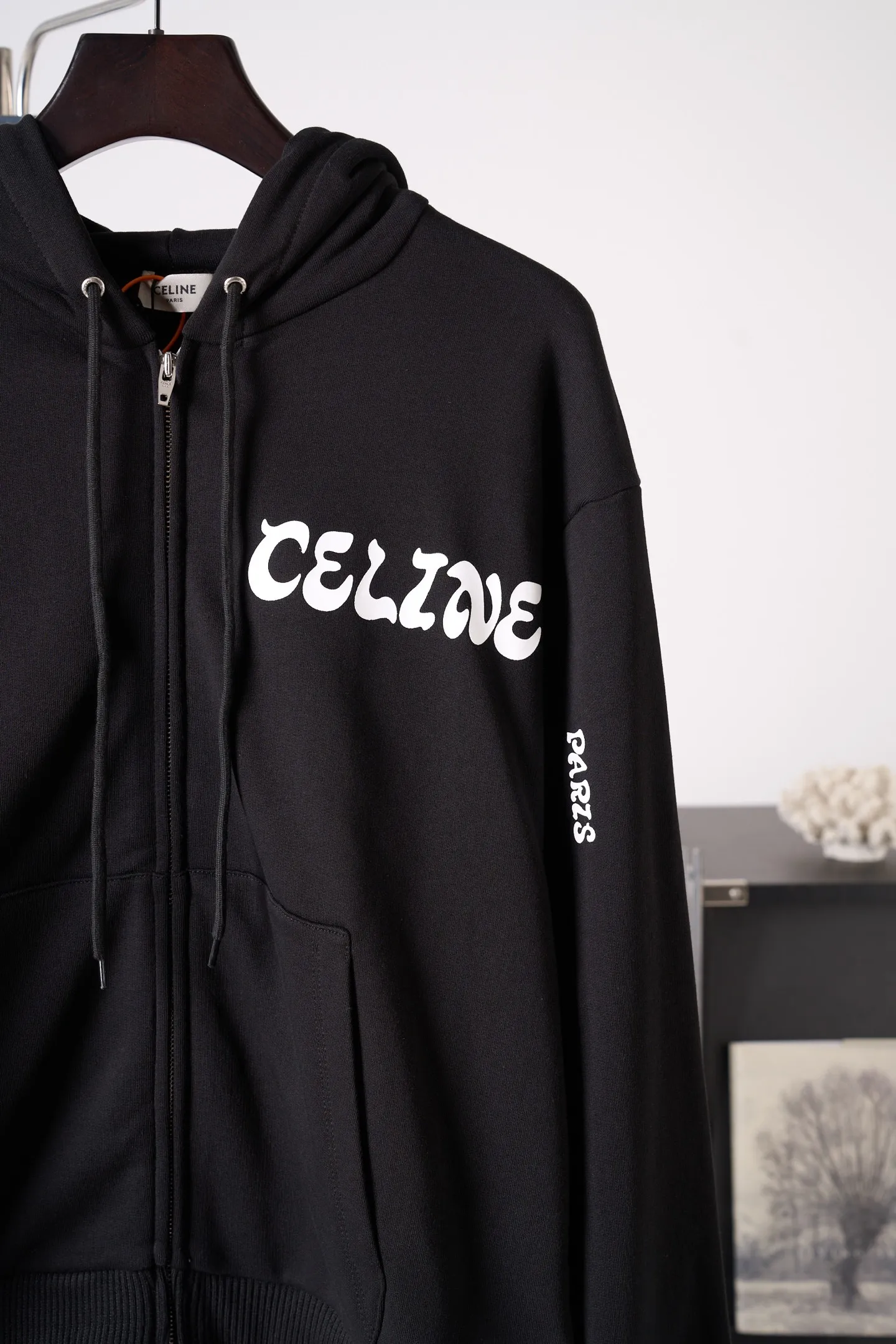 [Real auction] Celine/Celine printed zipper jacket [In Stock] S M L The contrasting color of White is restrained and distinct. The uninhibited style of the street is condensed into the details of the body. The drawstring hood is paired with a full metal zipper. The kangaroo pockets and ribbed edges are neat and neat. The loose shoulder silhouette combines street casualness with French family heritage. It interprets the romantic style of high-luxury streets. Glue printing is used. The chest printing has been modified three times with the film screen. Use glue liquid paint to print the pattern on the fabric. Bake the fabric to fix the printed pattern. The fabric has been fermented and washed for a better hand feel. Not easy to deform, not easy to shrink, not easy to fade, maintain long-term beauty, loose fit